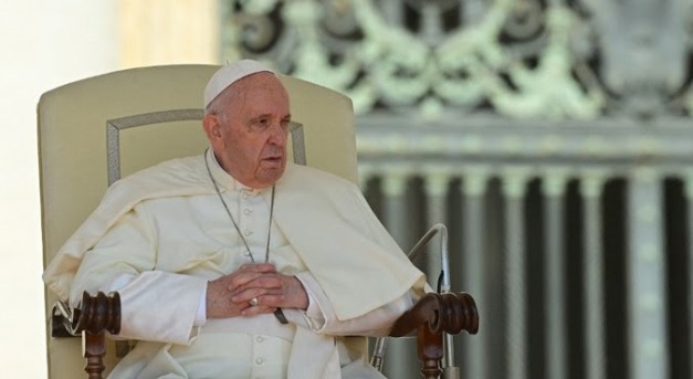 Ferenc pápa tequilával gyógyítaná a térdét